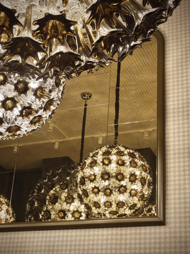 Rivington Cucina New York Restaurant in Milan Detail of the impressive chandeliers and mirrors
